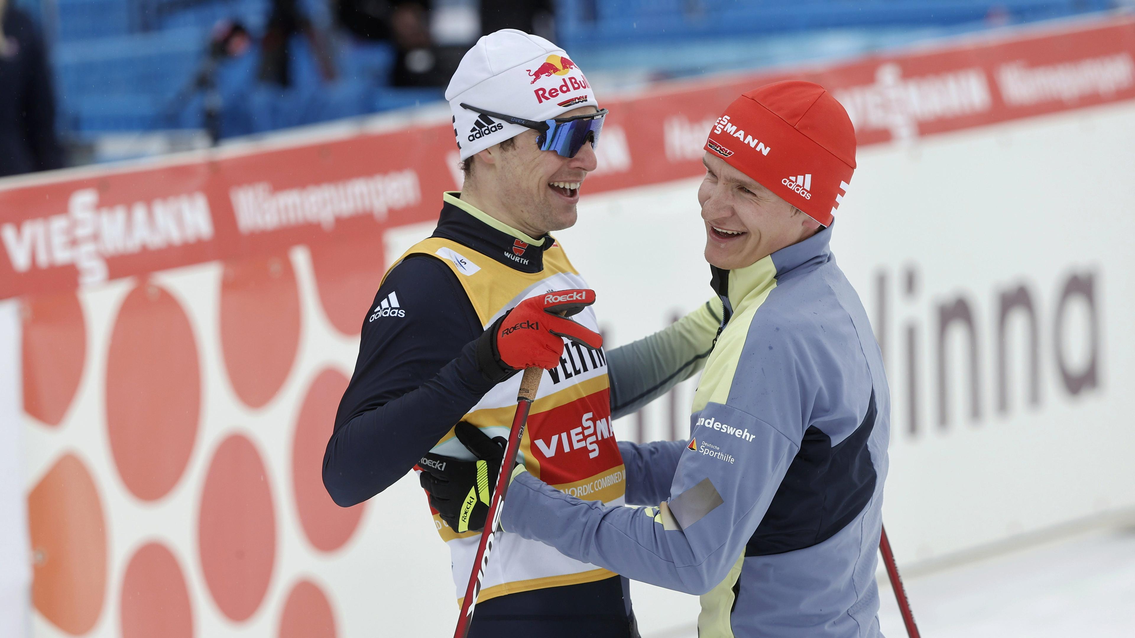 Vinzenz Geiger (l) und Julian Schmid aus Deutschland feiern den Sieg im Teamsprint.