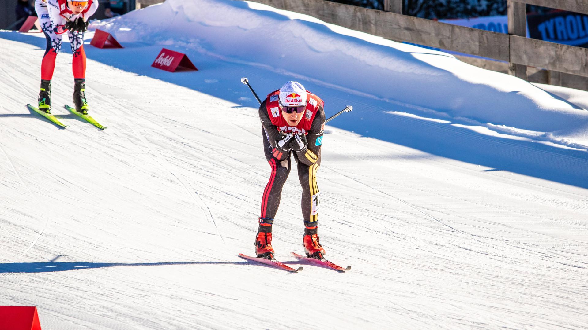Der deutsche Nordische Kombinierer Vinzenz Geiger fährt beim FIS Weltcup der Nordischen Kombination in Seefeld den Hügel hinab