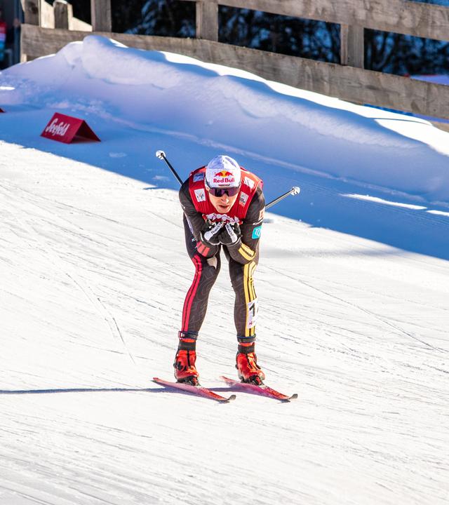 Der deutsche Nordische Kombinierer Vinzenz Geiger fährt beim FIS Weltcup der Nordischen Kombination in Seefeld den Hügel hinab