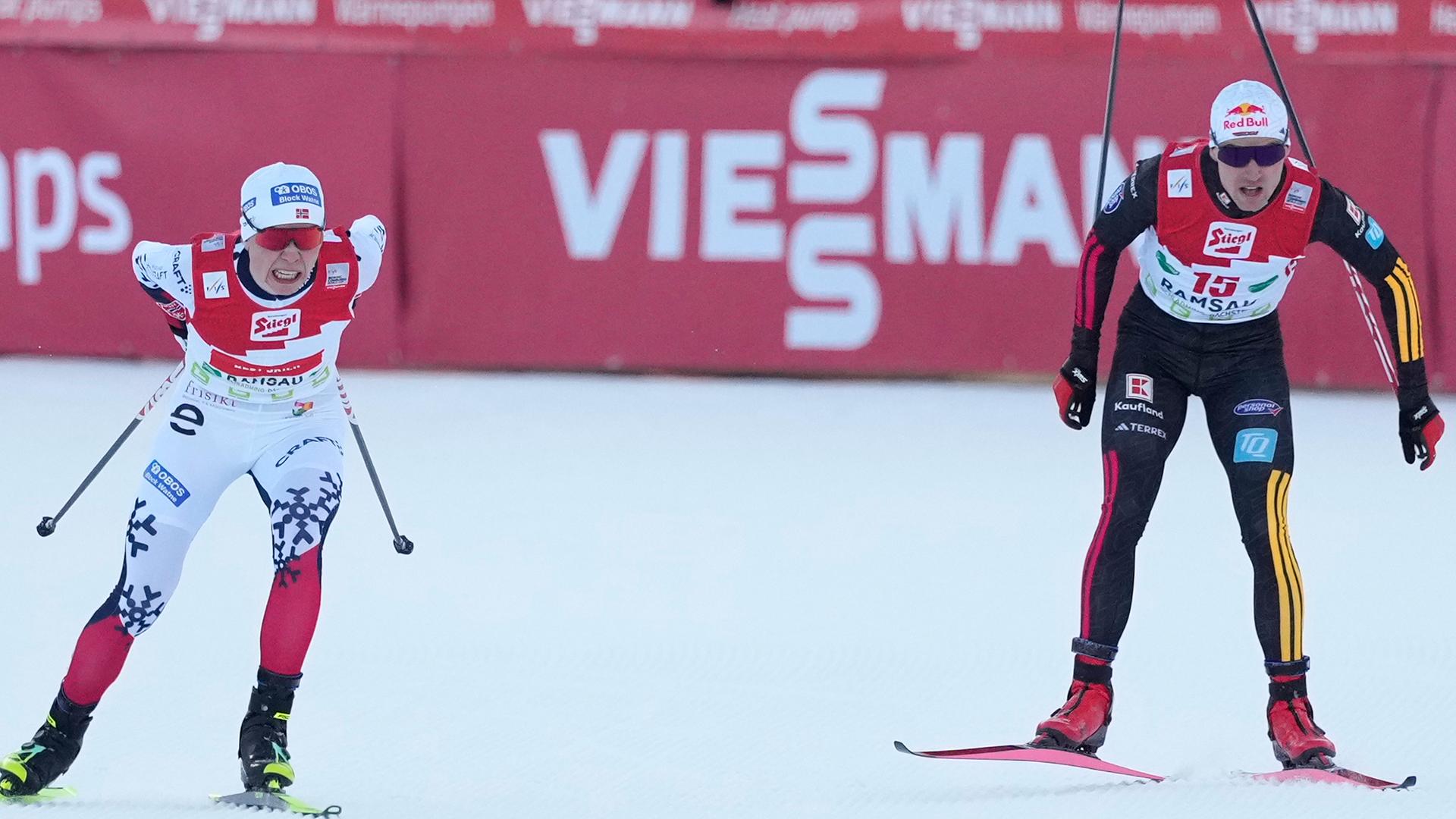 Vinzenz Geiger aus Deutschland (rechts) und Jens Luraas Oftebro aus Norwegen sprinten zum Ziel.