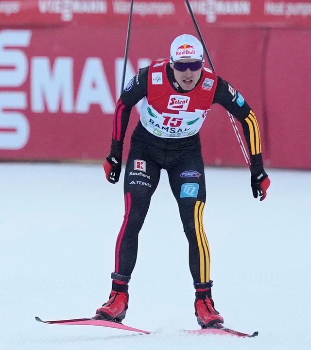 Vinzenz Geiger aus Deutschland (rechts) und Jens Luraas Oftebro aus Norwegen sprinten zum Ziel.