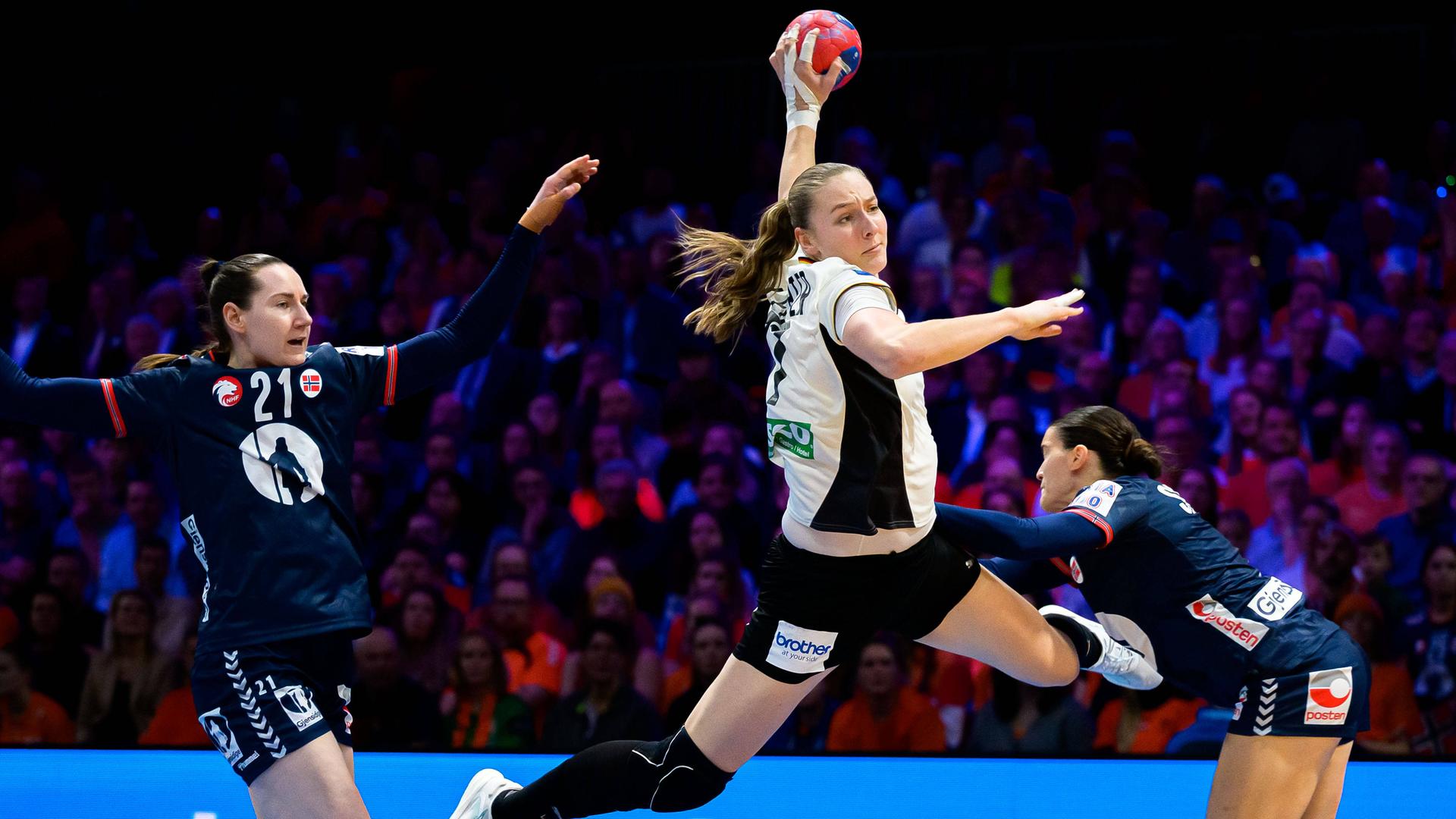 Die deutsche Handballnationalspielerin Viola Leuchter setzt zum Wurf aus dem Sprung auf das Tor der Norwegerinnen an