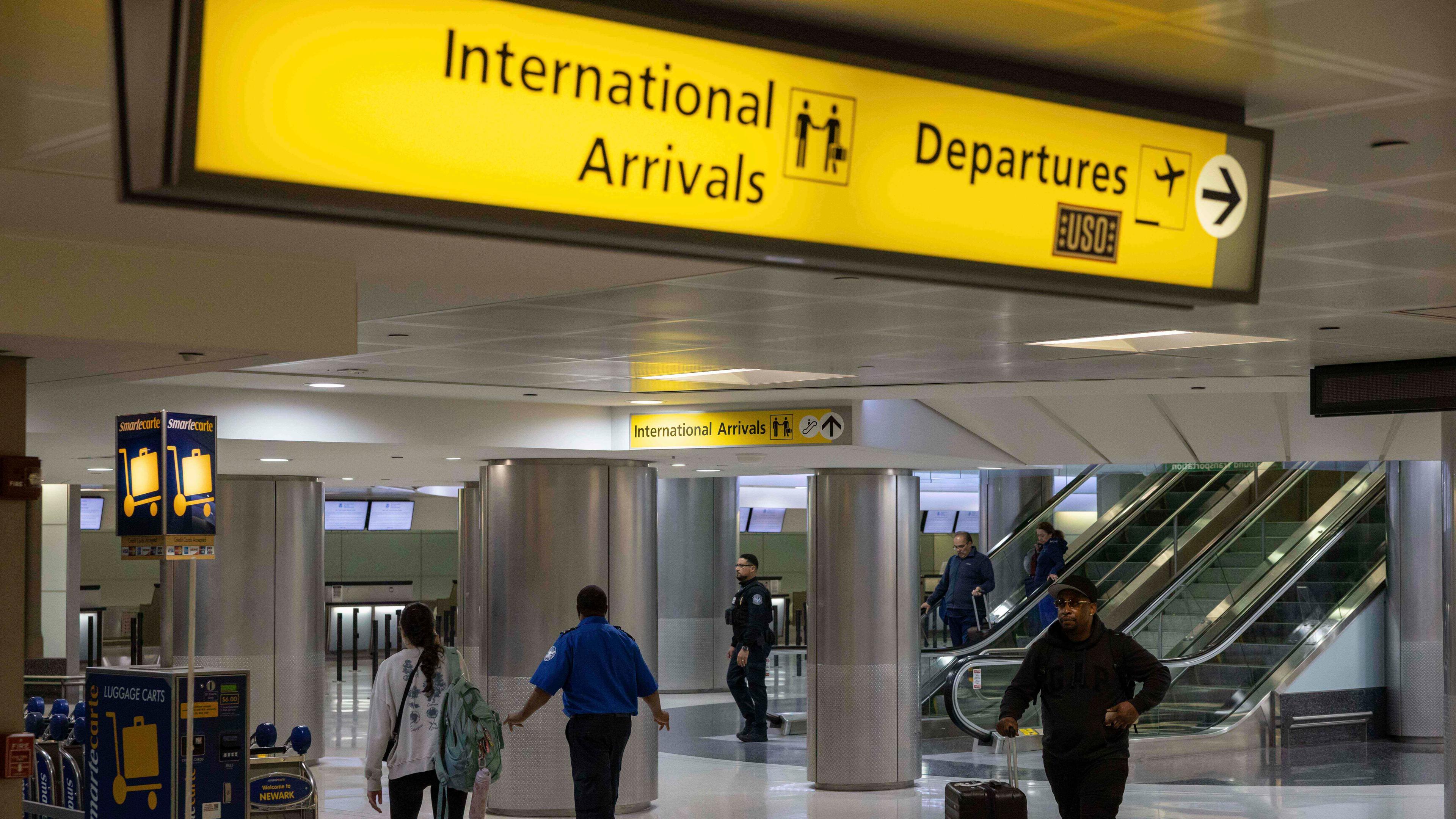 09.06.2025, USA, Newark: Menschen mit Koffern gehen durch das internationale Terminal des Newark Liberty International Airport.
