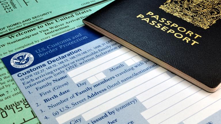 Ein Reisepass und Zollformulare für die USA.