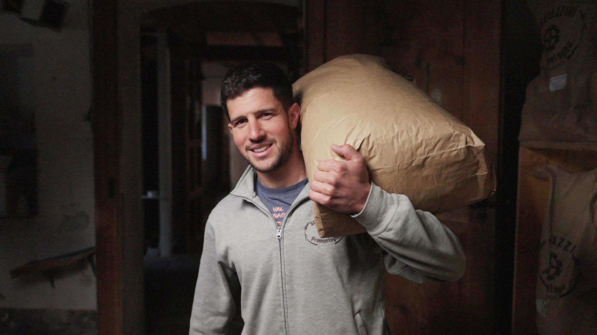 Ein Mann mit einem Mehlsack auf der Schulter