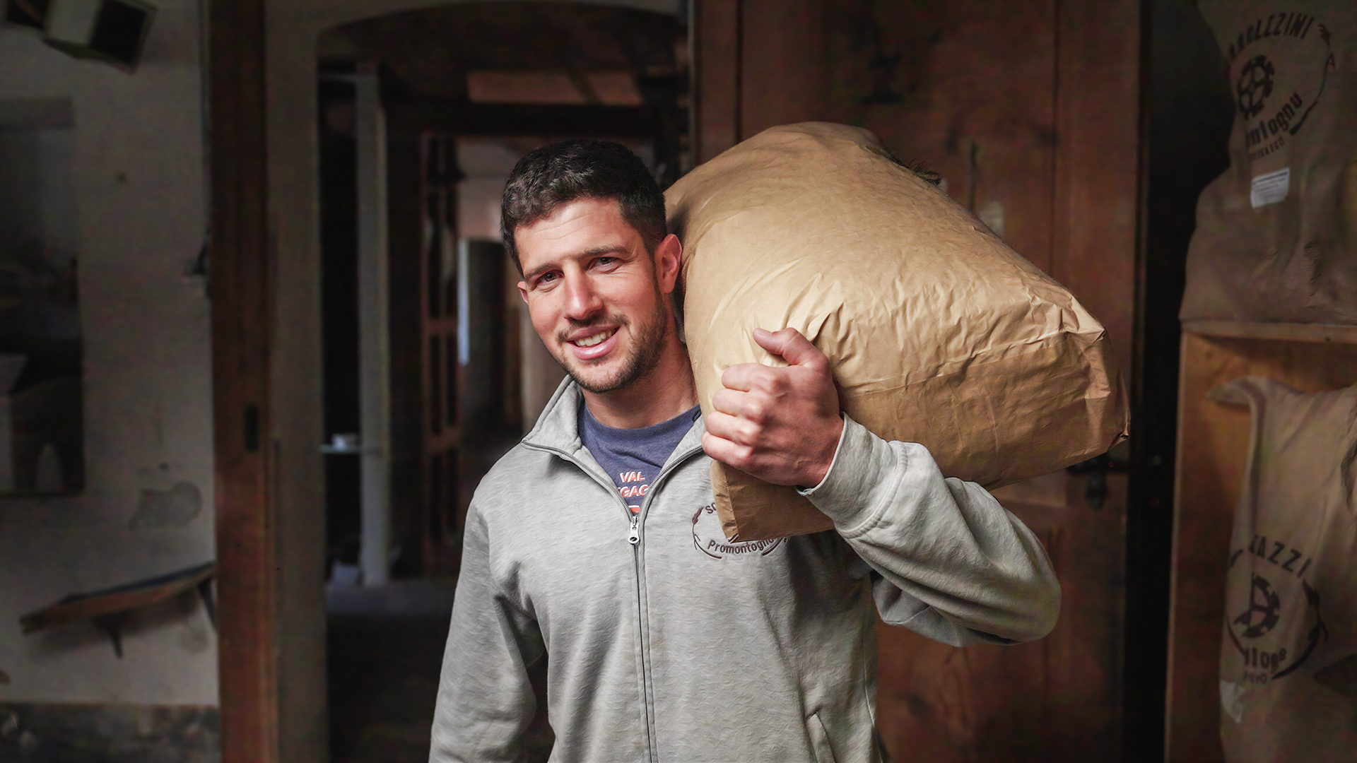 Ein Mann mit einem Mehlsack auf der Schulter
