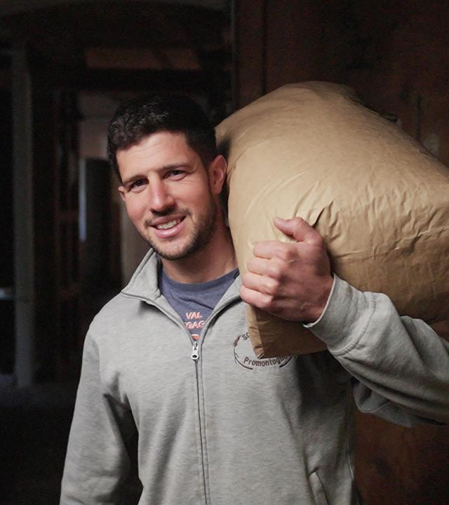 Ein Mann mit einem Mehlsack auf der Schulter