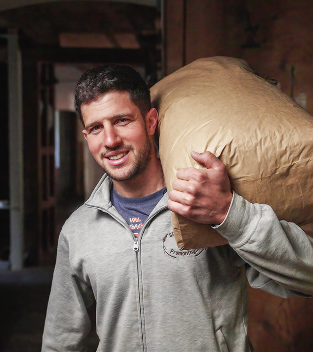 Ein Mann mit einem Mehlsack auf der Schulter