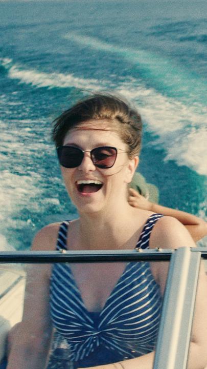 Ausgelassene Fahrt mit einem Motorboot auf dem Gardasee. Francesca (Natalia Rudziewicz) ist am Steuer. Fana (Thandi Sebe) blickt nach hinten auf das Wasser, wo Luz (Janet Rothe) auf einem Gummiring hinter dem Boot her gezogen wird.