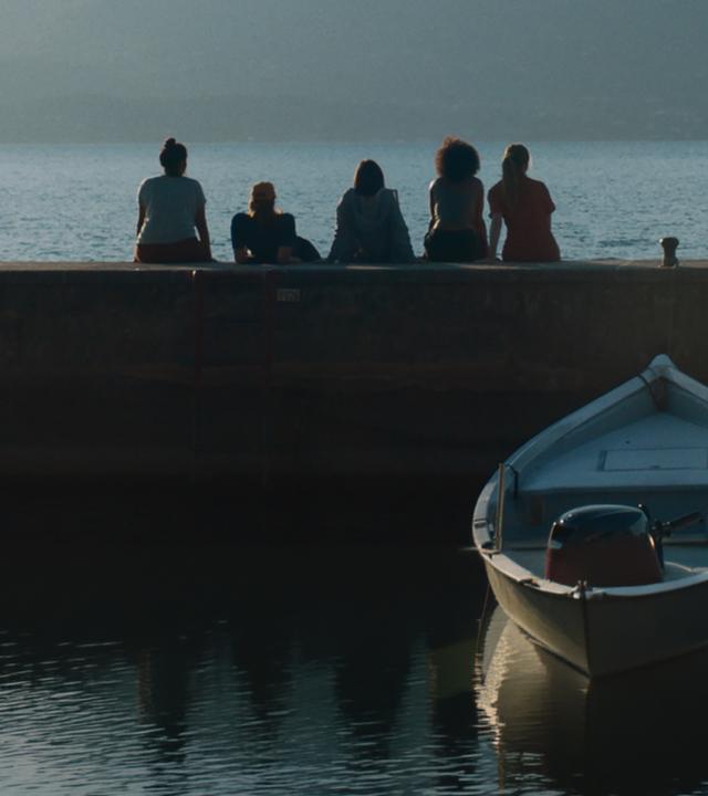 Viva Forever: Die fünf Freundinnen sitzen am Ufer des Gardasees
