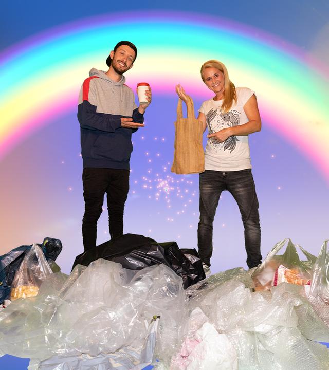 SingAlarm: Singa mit einem Jutebeutel und Studiogast Nilsen mit einem Mehrwegbecher in der Hand. Auf dem Boden liegen viele Plastiksäcke und im Hintergrund scheint die Sonne und ein Regenbogen ist zu sehen.