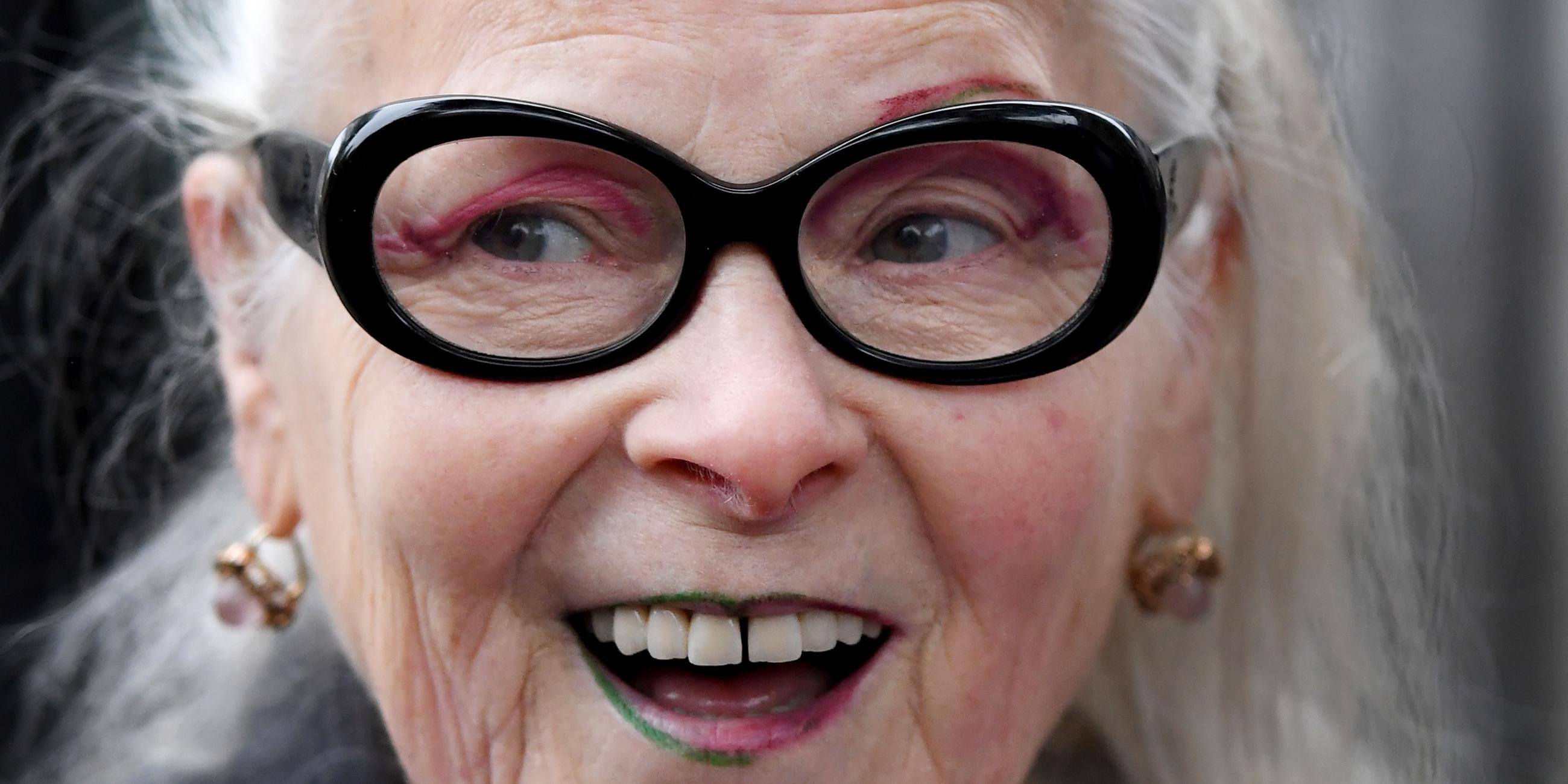 Vivienne Westwood mit schwarzer, runder Brille. 