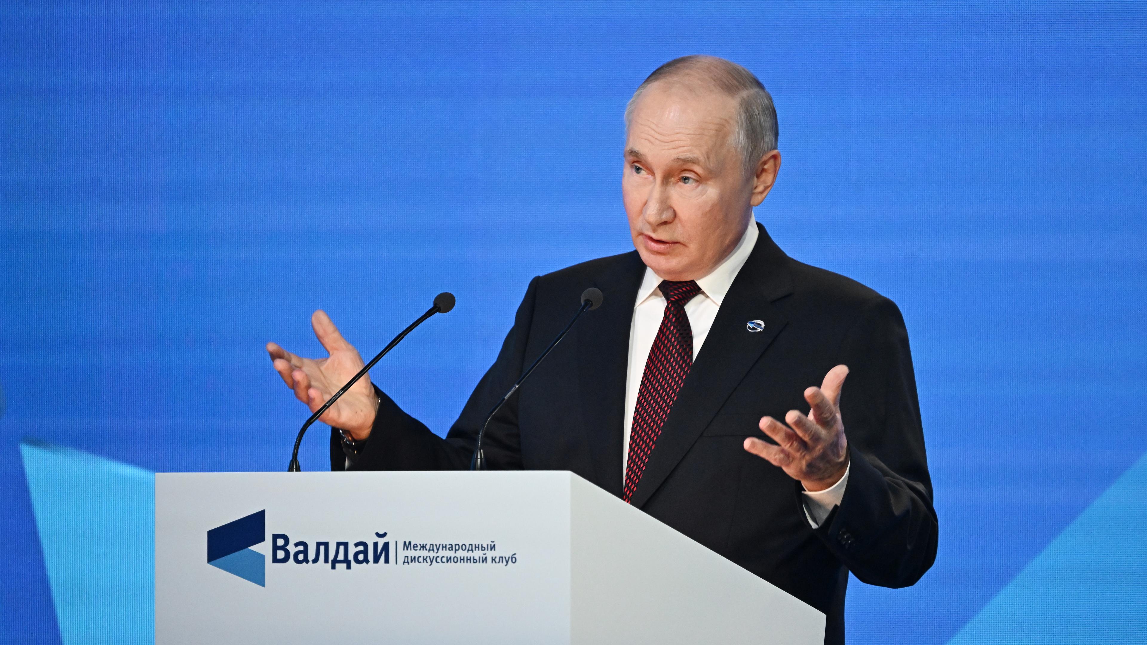 Russland, Sotschi: Auf dem Bild spricht Wladimir Putin, Präsident von Russland, auf der Jahrestagung des Waldai-Diskussionsforums im russischen Schwarzmeerort Sotschi.