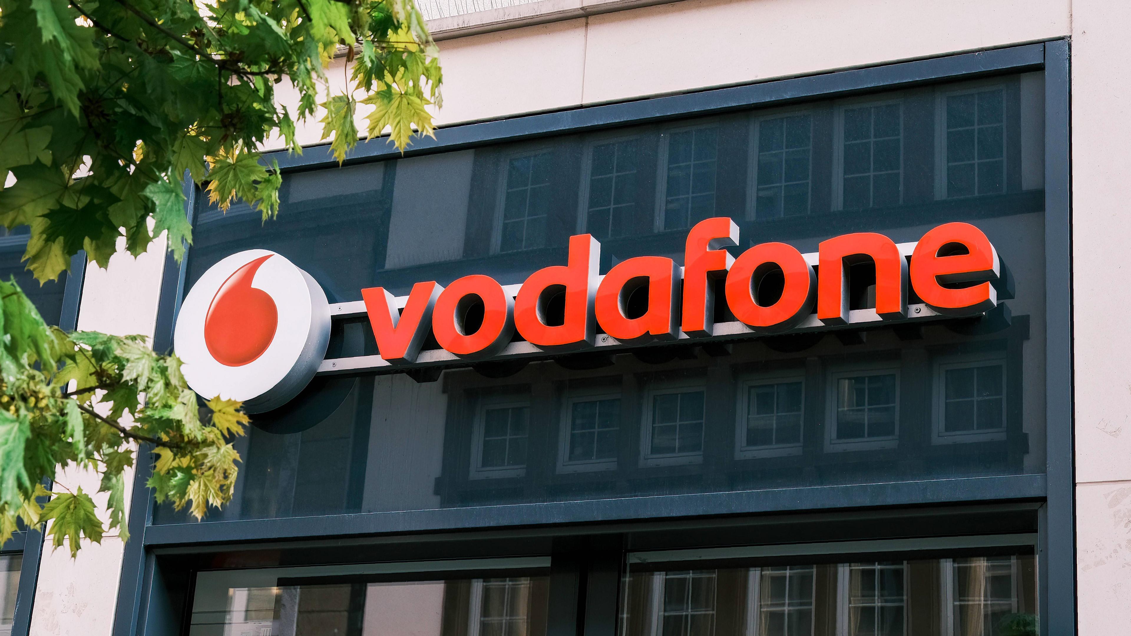 Vodafone-Logo Schriftzug eines Mobilfunk-Shops, aufgenommen am 23.04.2022 in Düsseldorf (Nordrhein-Westfalen)