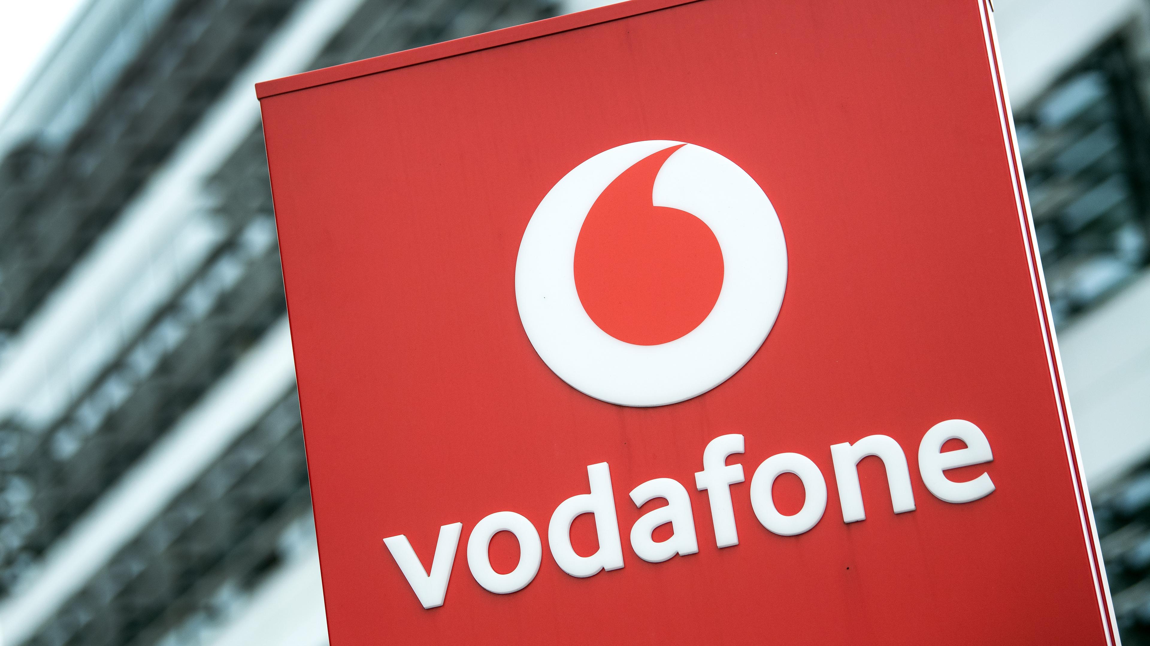 Das Bild zeigt das Logo von Vodafone vor der Firmenzentrale in Düsseldorf. (Archivbild)