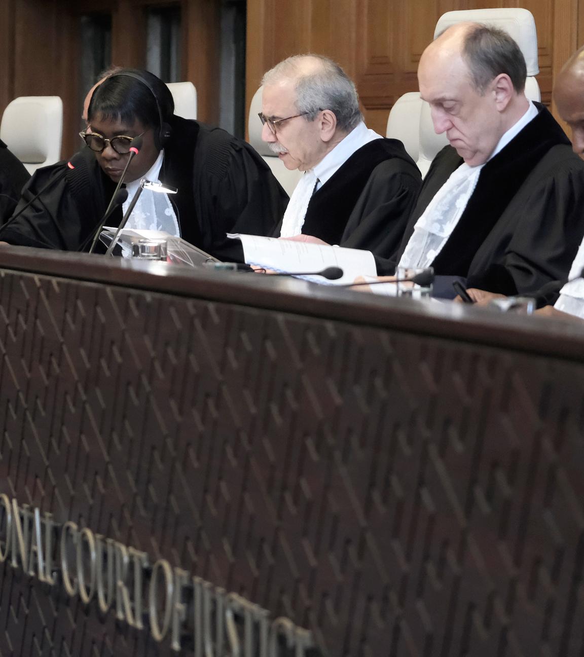 Richter Nawaf Salam (3.v.r.), spricht zu Beginn einer zweitägigen Anhörung vor dem Internationaler Gerichtshof in Den Haag (Niederlande), aufgenommen am 08.04.2024