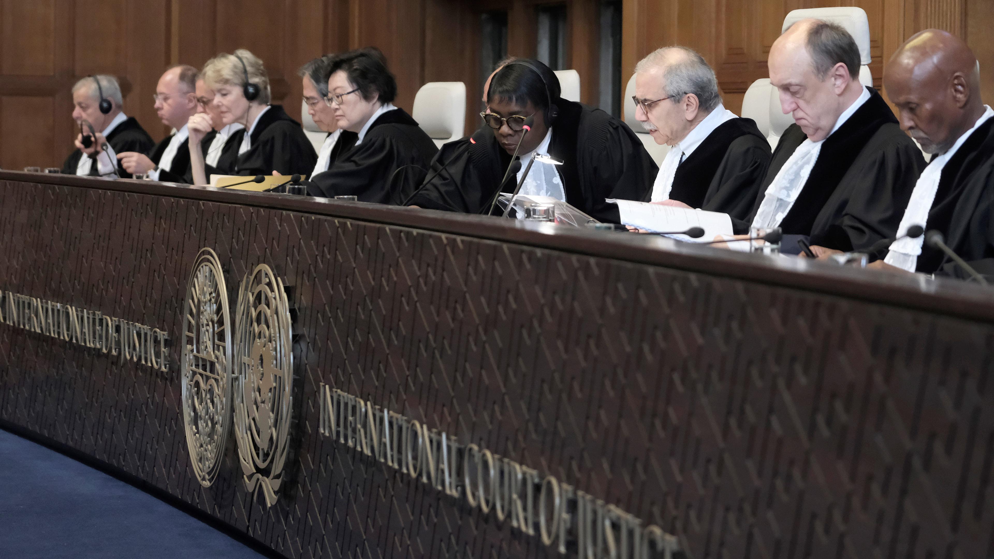 Richter Nawaf Salam (3.v.r.), spricht zu Beginn einer zweitägigen Anhörung vor dem Internationaler Gerichtshof in Den Haag (Niederlande), aufgenommen am 08.04.2024
