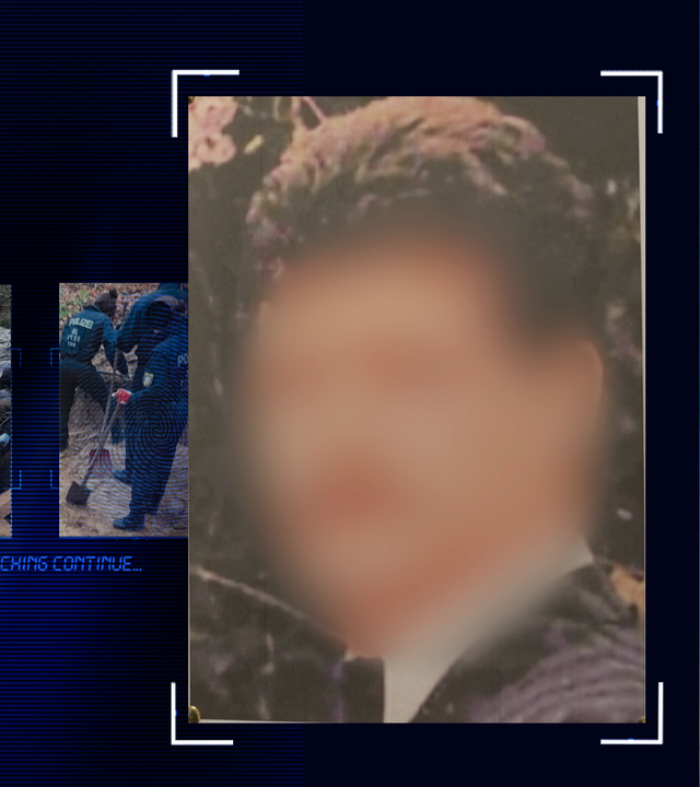 Portraitfoto eines ca. 40 Jahre alten Mannes. Kurze schwarze Haare, er blickt über seine linke Schulter seitlich Richtung Kamera. Das Gesicht wurde technisch verfremdet. Er trägt ein Sakko, ein weißes Hemd und eine dunkle Krawatte. Im Hintergrund ist Vegetation zu erkennen. Links daneben: Lichtschematische Darstellung eines Fingerabdrucks.