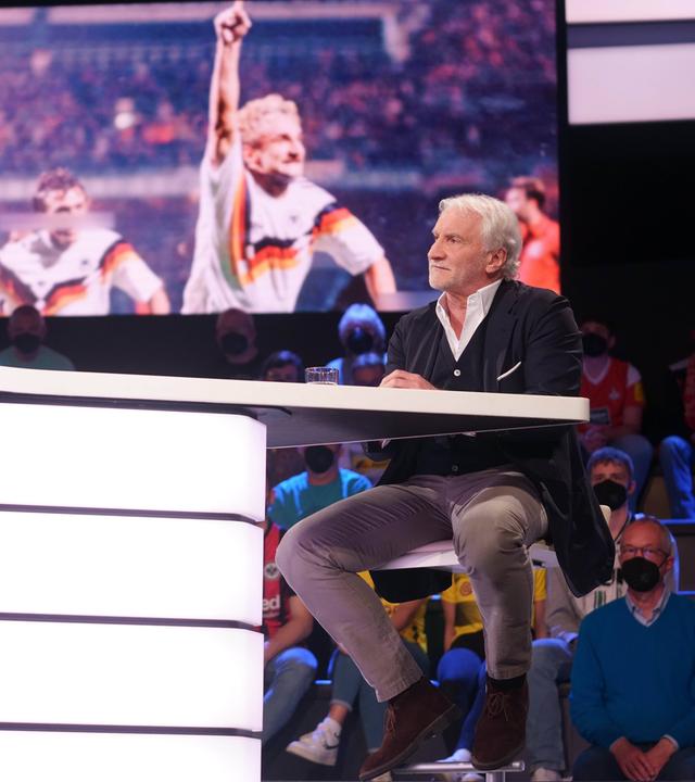 Moderator Jochen Breyer und sportstudio-Gast Rudi Völler in der Sendung am 30.4.2022