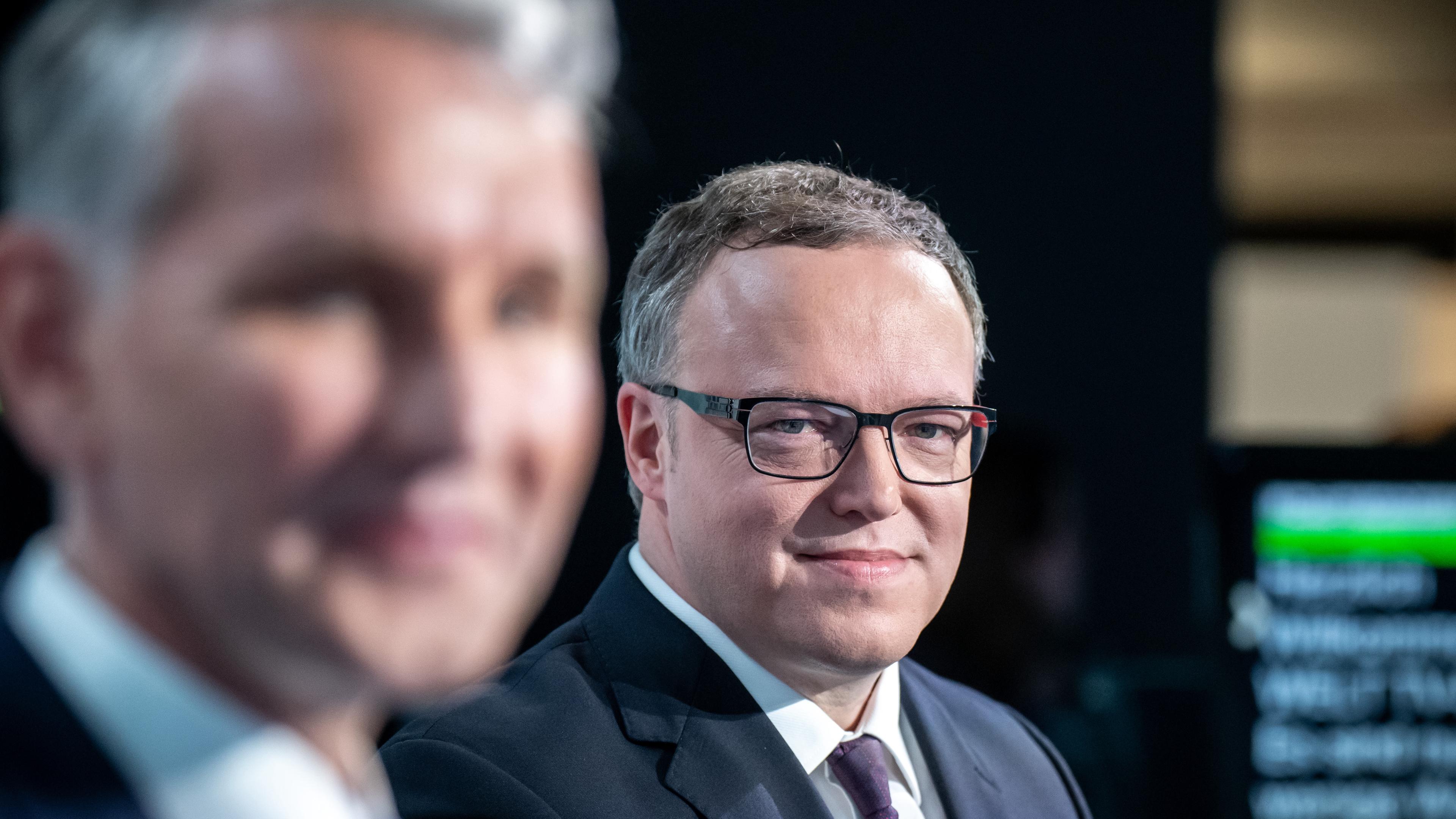 11.04.2024, Berlin: Björn Höcke (AfD, l) und Mario Voigt (CDU, r), Spitzenkandidaten für die Landtagswahl in Thüringen, stehen beim TV-Duell bei Welt TV