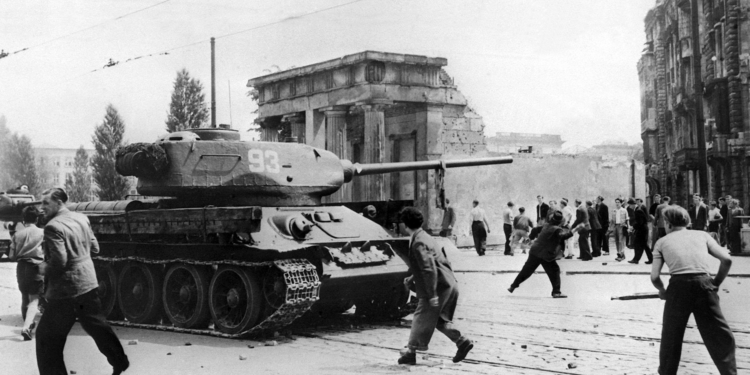 Demonstranten werfen in Berlin mit Steinen nach sowjetischen Panzern beim Volksaufstand vom 17. Juni