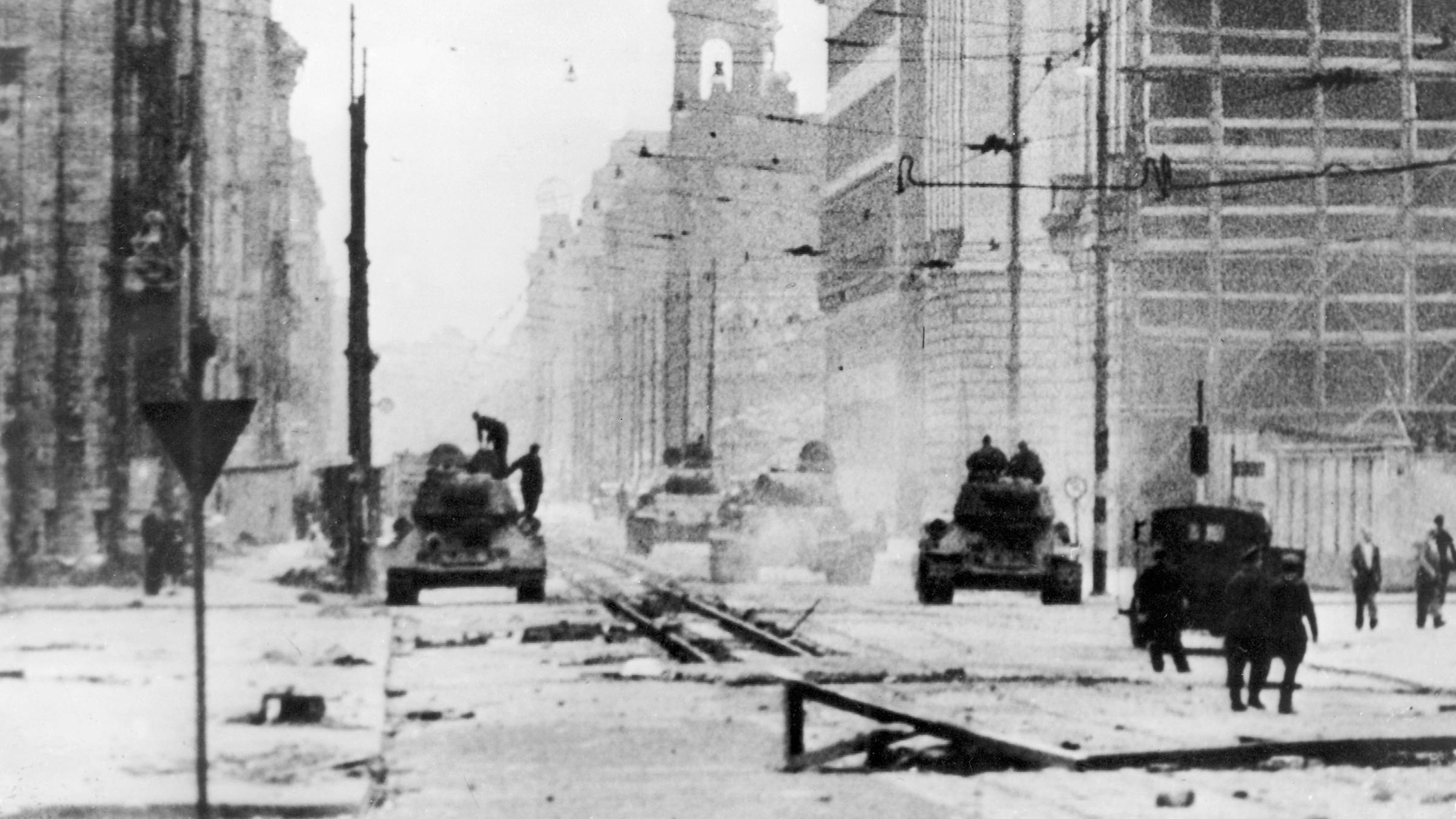Straßenszene nach dem Volksaufstand vom 17. Juni 1953 in der Leipziger Straße in Ostberlin, DDR