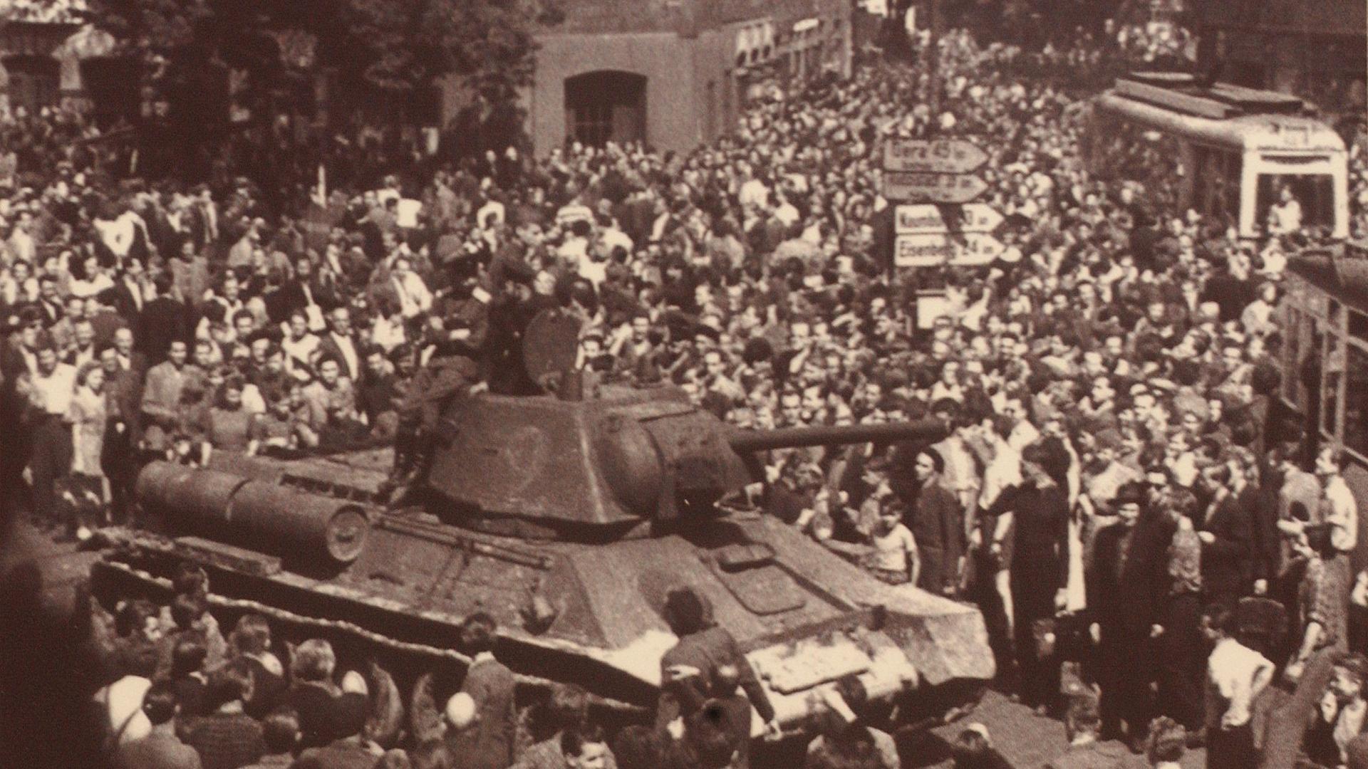 Ein Panzer steht mitten in einer dicht gedrängten Menschenmasse in Jena.