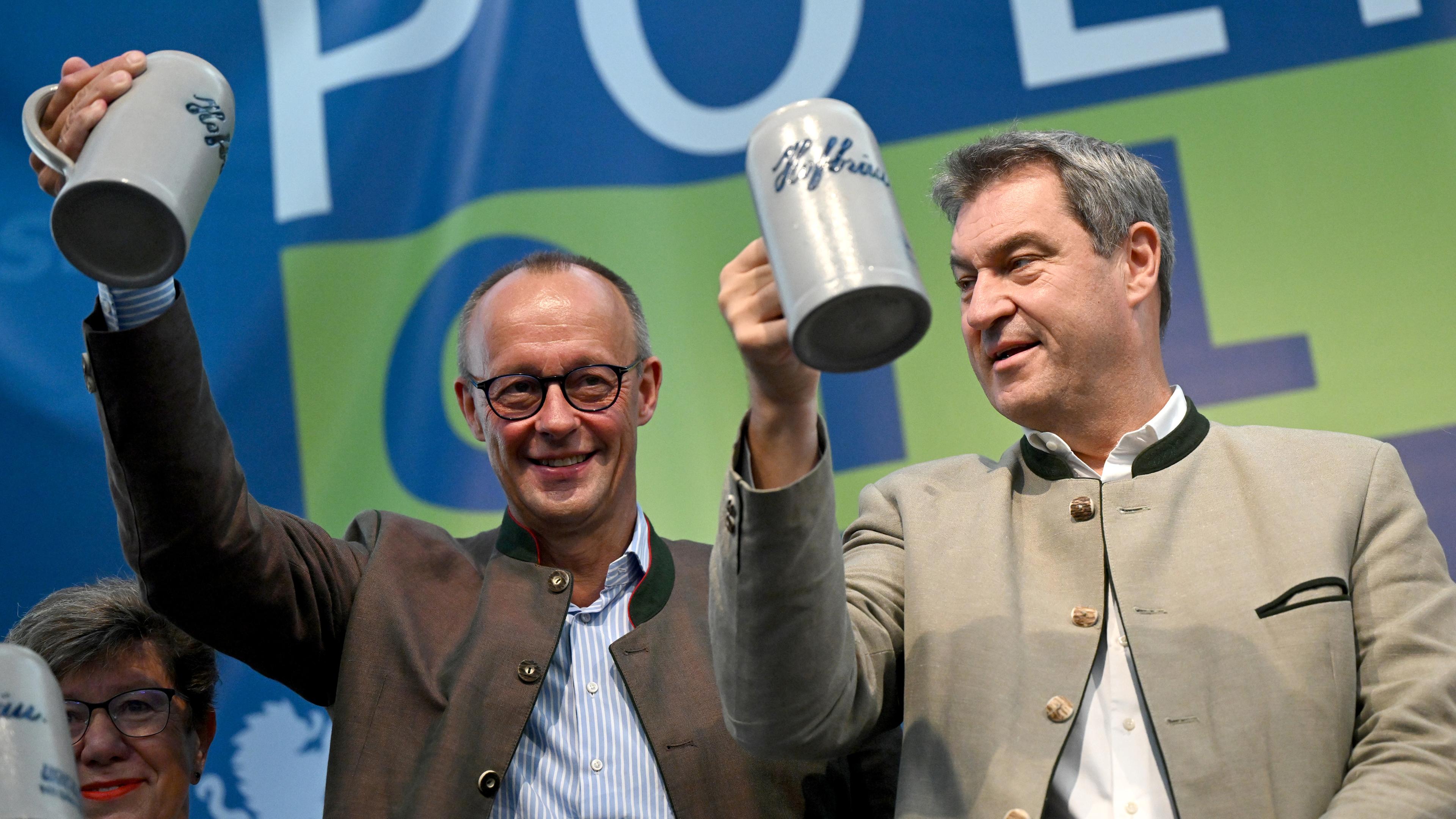 Bayern, Abensberg: Friedrich Merz (l), Bundesvorsitzender der CDU, und Markus Söder (CSU), Ministerpräsident von Bayern.