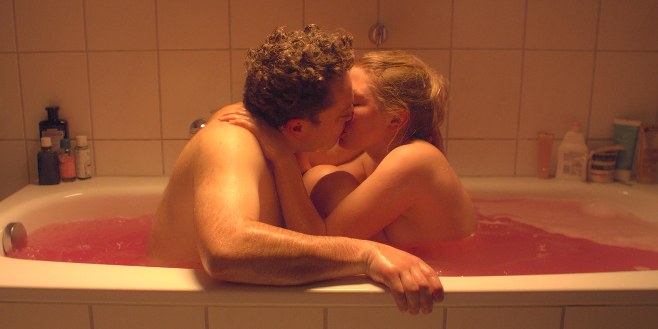 Jaksch (Jakob Schreier) und Hanna (Isabella Wolf) sitzen knutschend in der Badewanne