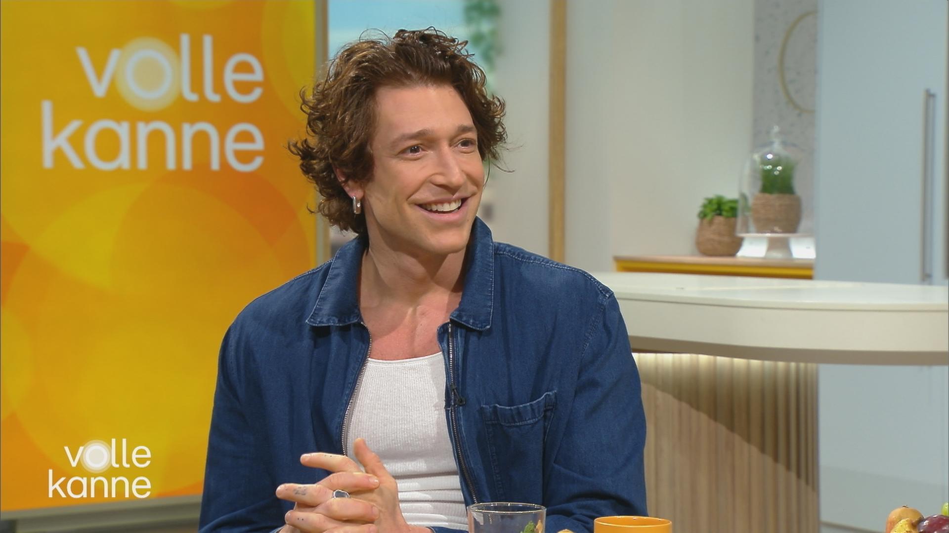 Daniel Donskoy am "Volle Kanne"-Frühstückstisch