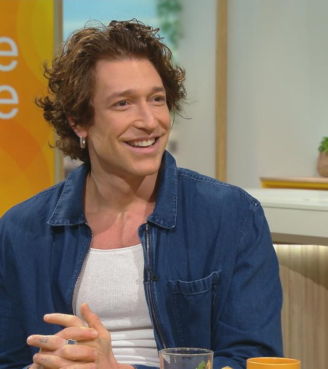 Daniel Donskoy am "Volle Kanne"-Frühstückstisch