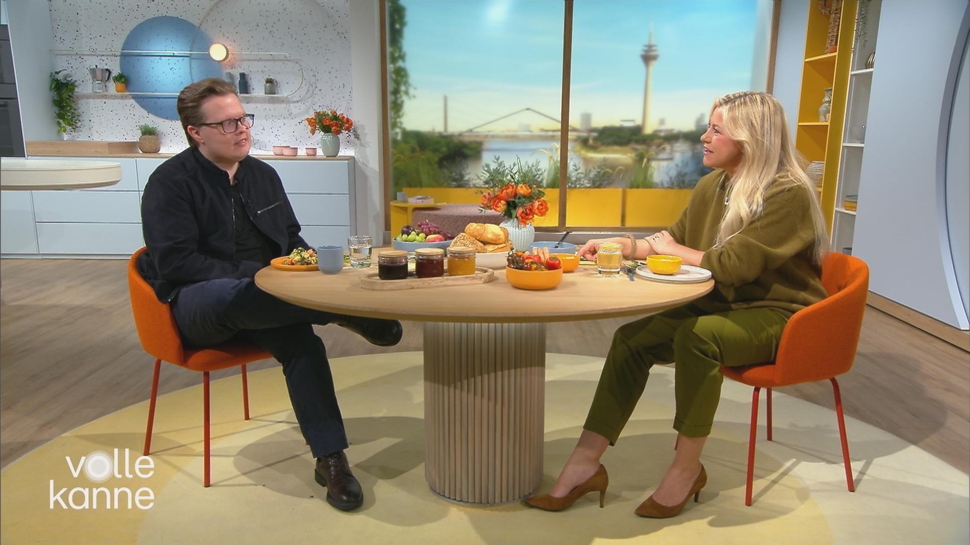 Sänger Angelo Kelly am "Volle Kanne"-Frühstückstisch mit Nadine Krüger.