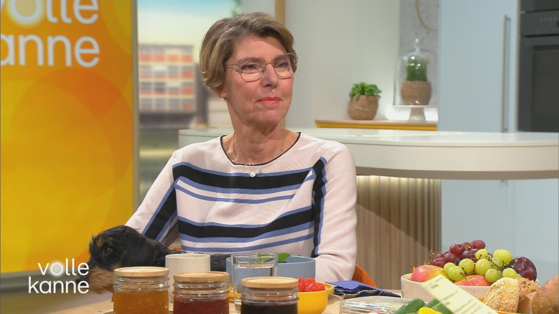 Bettina Böttinger am Frühstückstisch