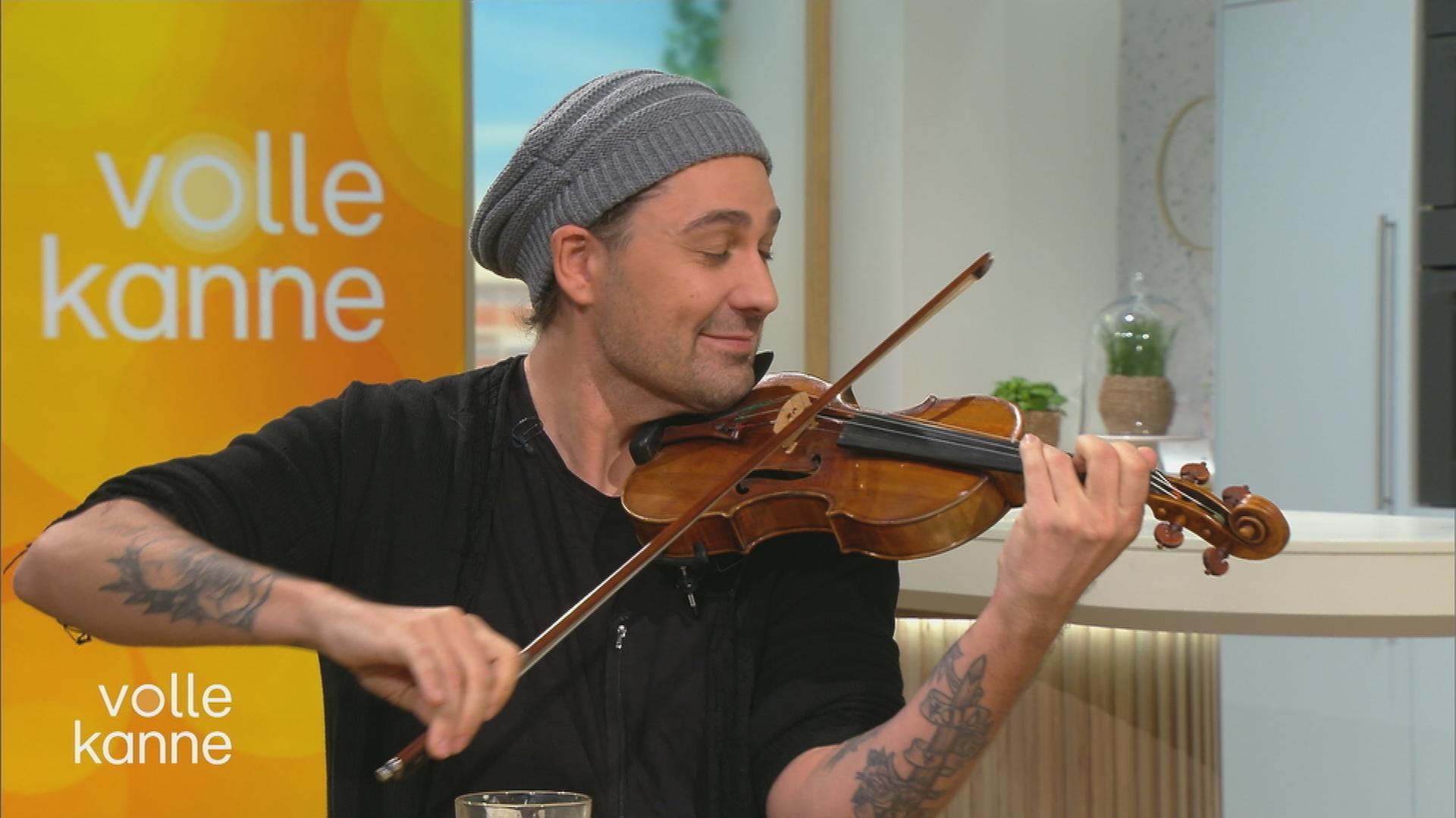 David Garrett spielt Geige am "Volle Kanne"-Frühstückstisch.