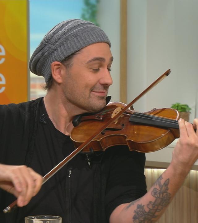 David Garrett spielt Geige am "Volle Kanne"-Frühstückstisch.