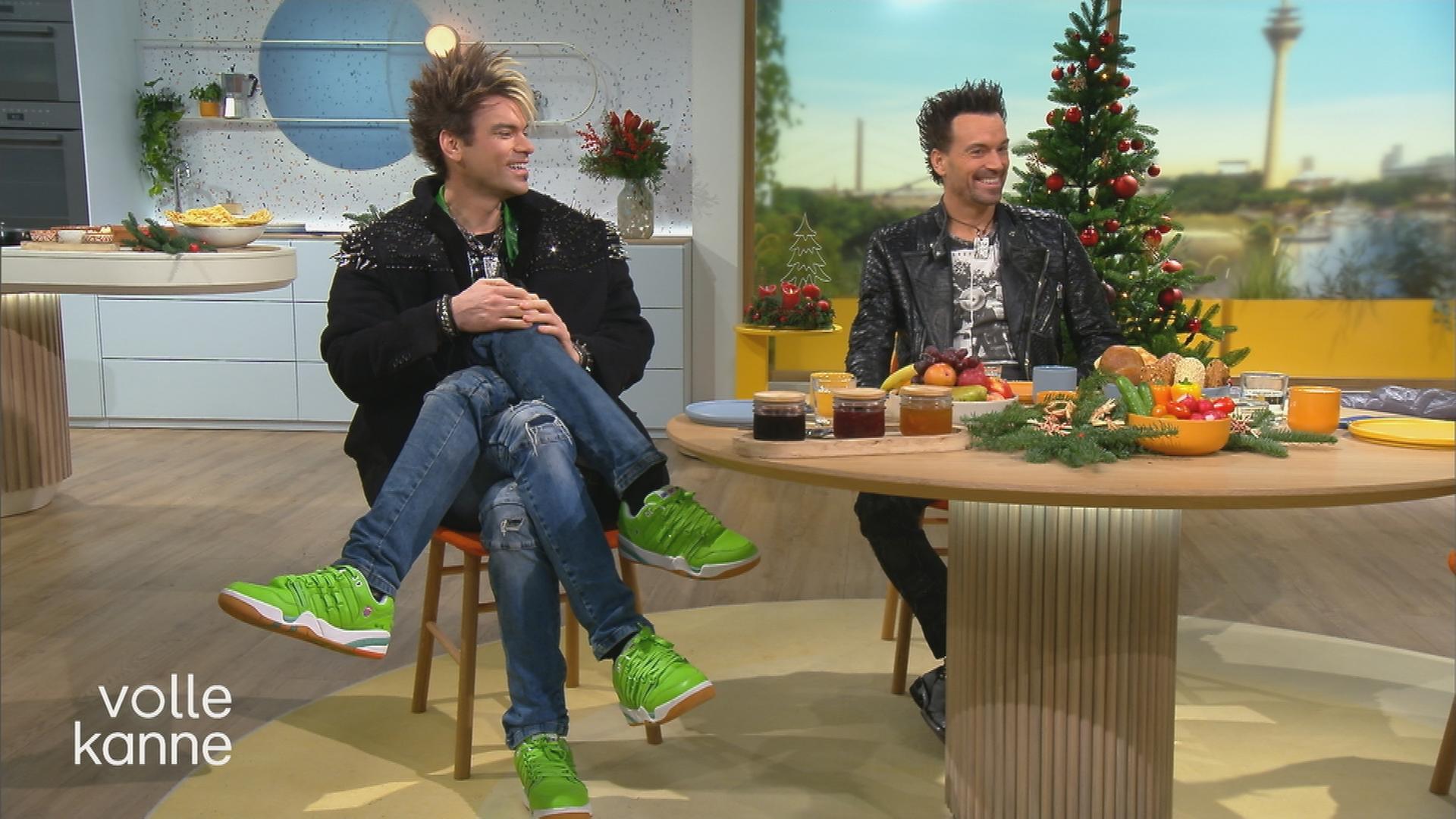 Die Ehrlich Brothers sitzen am "Volle Kanne"-Frühstückstisch. Chris Ehrlich zeigt einen Trick duch den er 4 Beine hat.