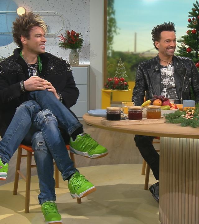 Die Ehrlich Brothers sitzen am "Volle Kanne"-Frühstückstisch. Chris Ehrlich zeigt einen Trick duch den er 4 Beine hat.