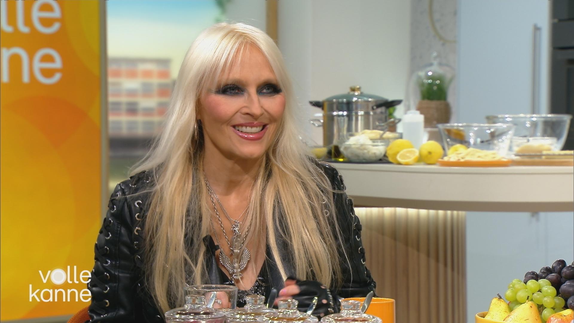 Doro Pesch am "Volle Kanne"-Frühstückstisch.