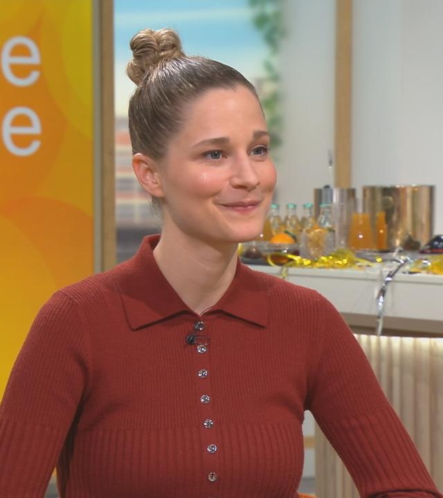 Giulia Enders sitzt am "Volle Kanne"-Frühstückstisch.