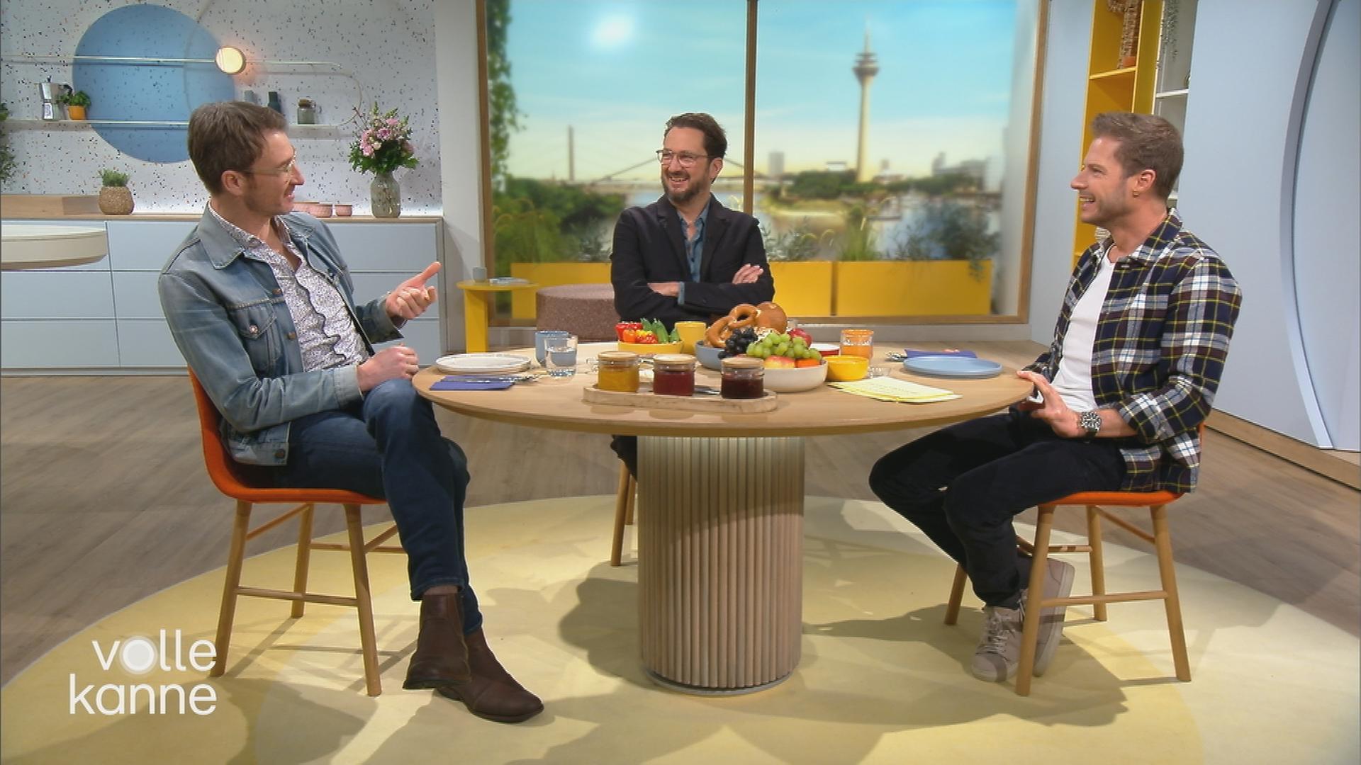 Heiko Ruprecht und Jan Messutat sitzen mit Florian Weiss am "Volle Kanne"-Frühstückstisch.
