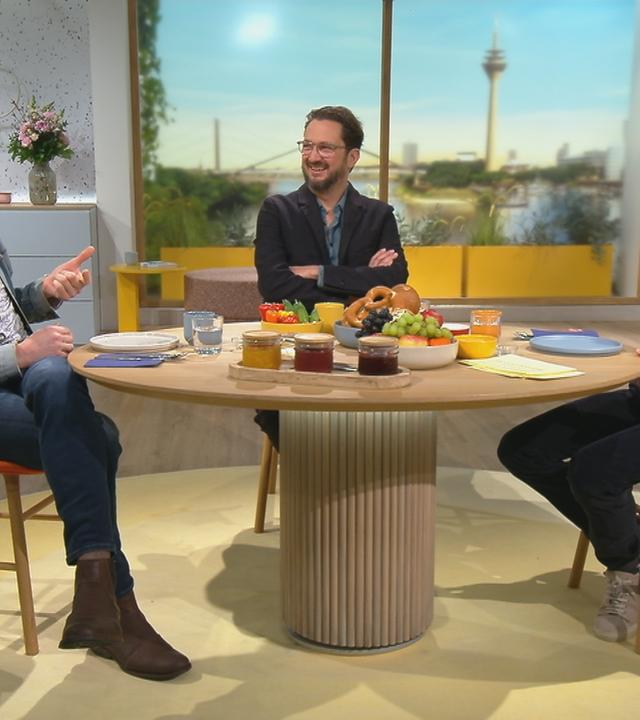Heiko Ruprecht und Jan Messutat sitzen mit Florian Weiss am "Volle Kanne"-Frühstückstisch.