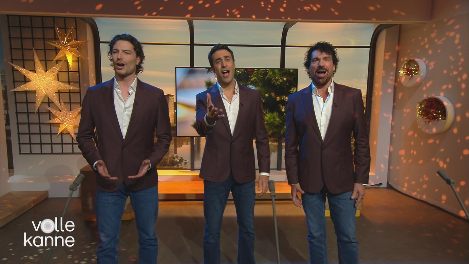 Die Musikergruppe Impulso Tenors singen im "Volle Kanne"-Studio. Im Hintergrund ist Weihnachtsbeleuchtung zu sehen.