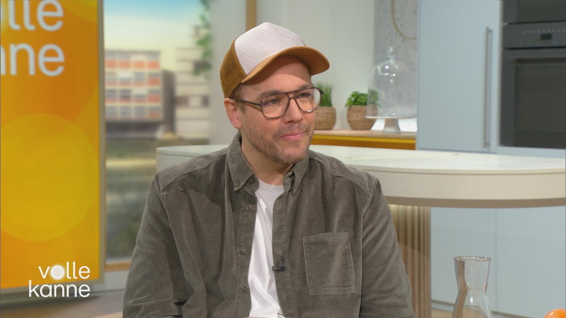 Schauspieler Jan van Weyde am "Volle Kanne"-Frühstückstisch.