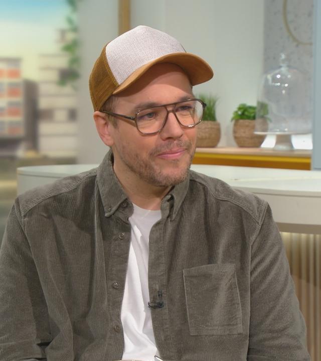 Schauspieler Jan van Weyde am "Volle Kanne"-Frühstückstisch.