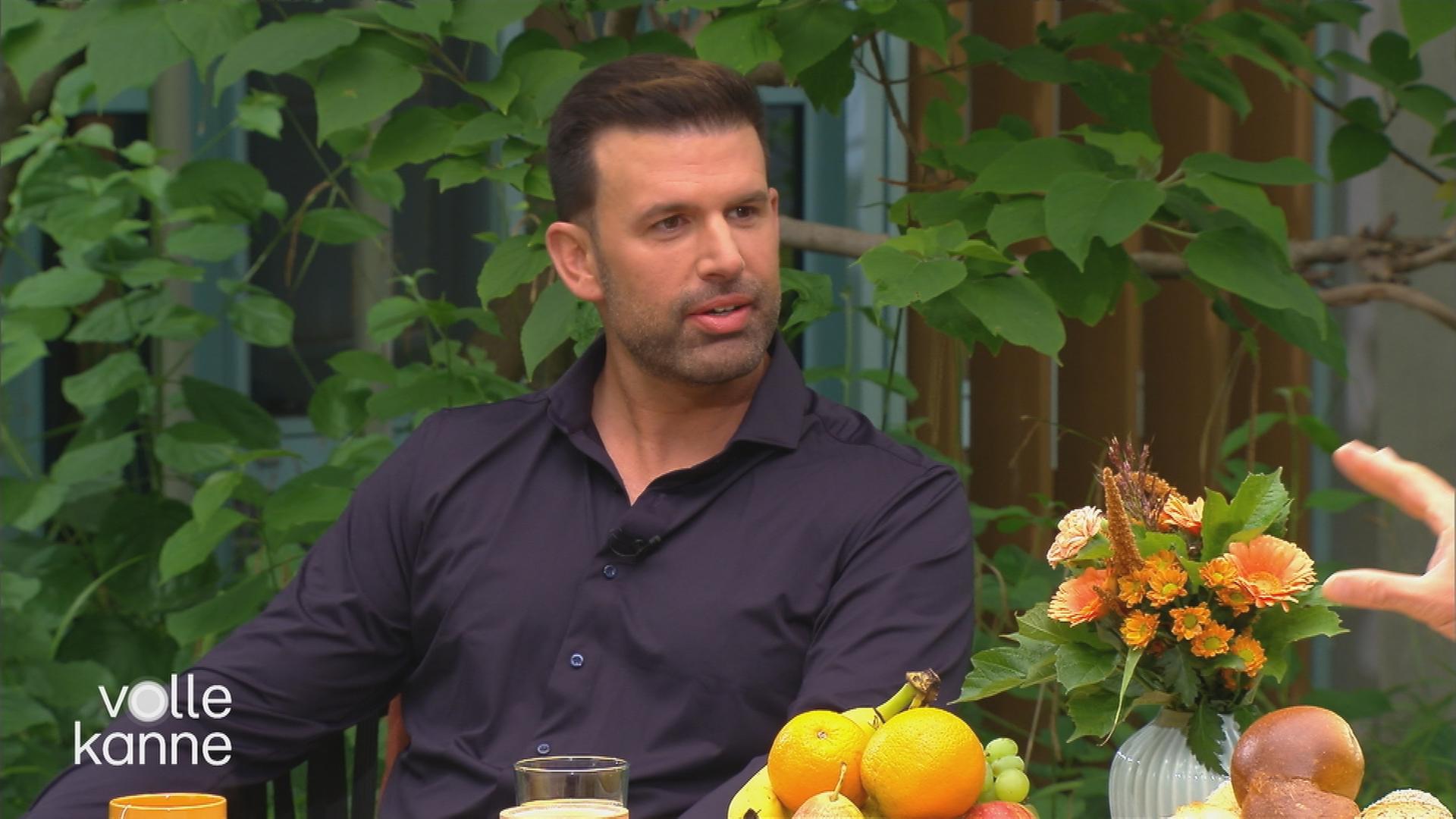 Jay Khan am "Volle Kanne"-Frühstückstisch