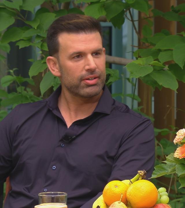 Jay Khan am "Volle Kanne"-Frühstückstisch