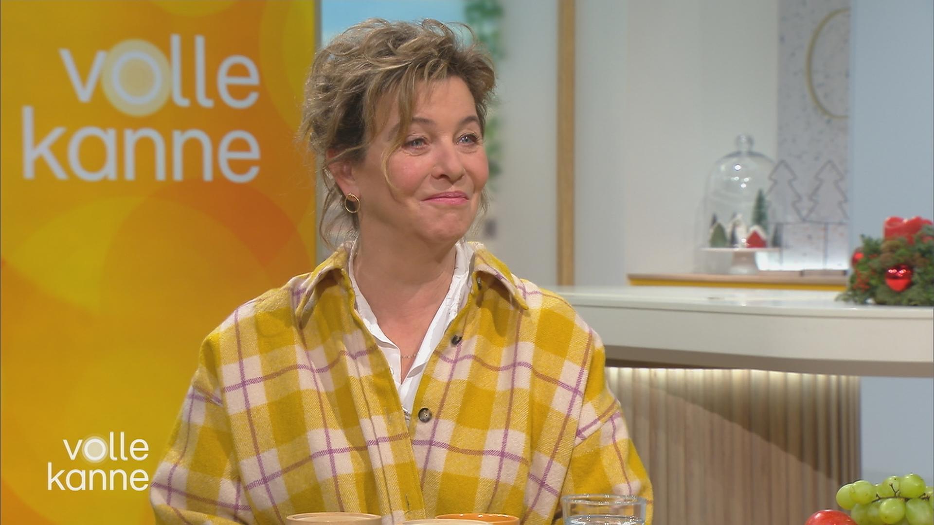 Schauspielerin Margarita Broich sitzt am "Volle Kanne"-Frühstückstisch.
