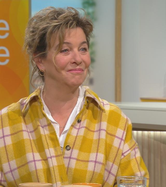 Schauspielerin Margarita Broich sitzt am "Volle Kanne"-Frühstückstisch.