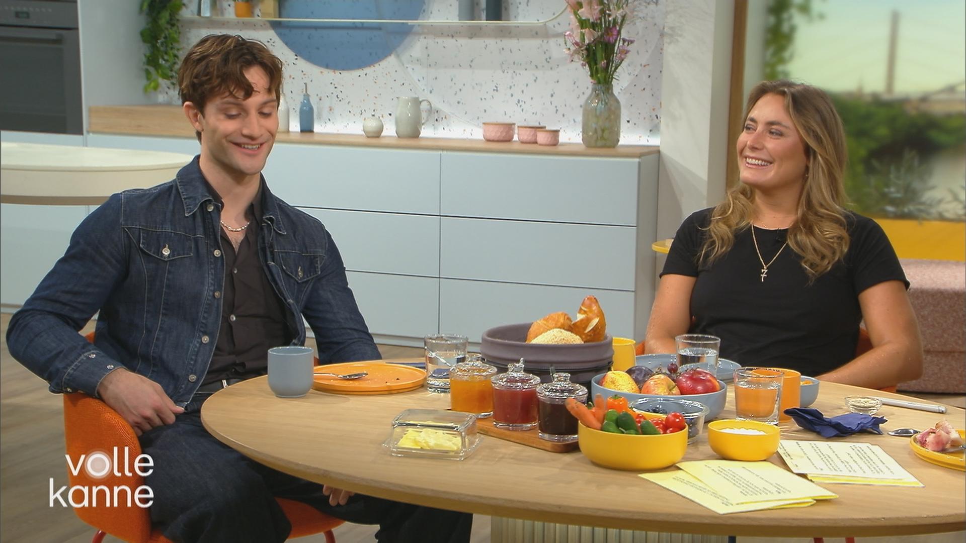 Nick Romeo Reimann und Nathalie Pohl am "Volle Kanne"-Frühstückstisch.