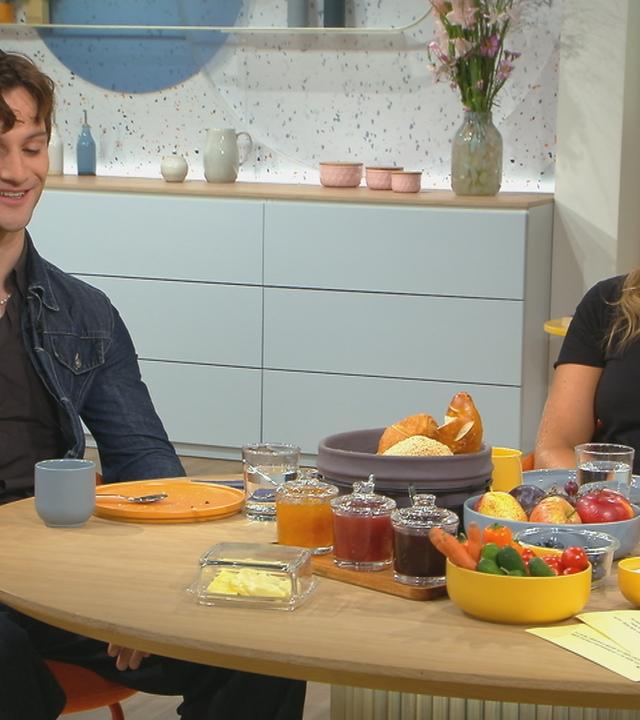 Nick Romeo Reimann und Nathalie Pohl am "Volle Kanne"-Frühstückstisch.